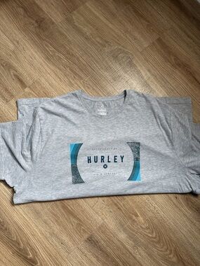 Hurley Men's Light Gray Tee with Blue Graphic Logo